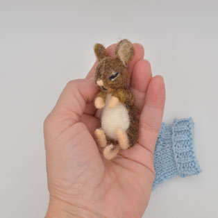 Maus im Korb, schlafende Baby maus, Filztier Maus, gefilzte Maus, Geschenkidee Muttertag, schlafende Baby Maus, Babymaus Filz, nadelgefilzte Maus