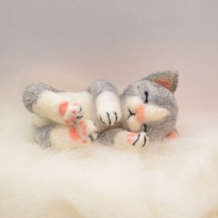 Katze aus Filz, Filzfigur, Filztier, Filztiere, Filzkatze, Filzen, süsse Katze aus Filz, schlafende Filz Katze, Filzkatze schlafend, Filzkätzchen, handgefertigte Filzkatze, handgefertigte Filztiere, Filztiere Schweiz
