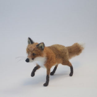 Fuchs nadelgefilzt, nadelgefilzter Fuchs, Schachteltheater, Fuchs Filz, Filztier Schweiz, Waldorfpuppen, Waldorftiere, Filzfuchs, Filztier, Filztiere, Fuchs aus Filz, Filzfigur, Nadelgefilzt, Nadelfilzen, Filzen, Fuchs, Filzfiguren Jahreszeitentisch  