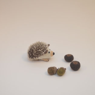 Herbstdeko aus Filz, Herbst Deko aus Filz, Waldorftiere, Waldorffiguren, Deko aus Naturmaterialien, Deko natürlich, Filztier Schweiz, herbstliche Deko, Jahreszeitentisch Deko, Filztier, Filztiere Wald, handgemachte Herbstdeko Wolle,  Filzen, Filzfigur  