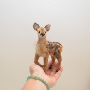 Rehkitz Filztier, Rehkitz aus Filz, Frühlingsdeko Tiere, Deko Frühling Tiere, Reh aus Filz, Frühlingsdekoration,  Deko Jahreszeitentisch Frühling, Reh, Filzrehkitz, Puppenspiel, Reh aus Filz, Rehkitz, realistische Filztiere, Tiere aus Wolle, Deko, 