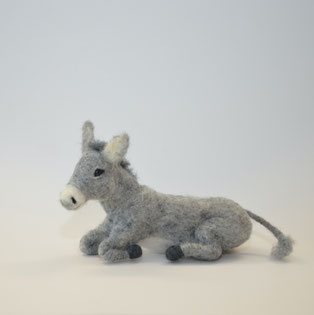 Esel Krippenfigur, gefilzter Esel, Krippenfiguren aus Filz, Esel nadelgefilzt, Waldorffigur, Waldorf Tier, Esel liegend, liegender Esel, Esel Krippe, Esel Krippenfigur, Esel Weihnachtskrippe, Esel Filztier Krippe, Esel Krippentier, Esel, Krippentiere, 