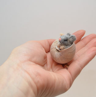 Maus im Schneckenhaus, Maus aus Filz, Glücksbringer, Maus im Schneckenhaus nadelgefilzt, süsse Maus, nadelgefilzte Maus, gefilzte Maus, Filzmaus, Miniatur Maus ,Geschenkidee, Filzfiguren, Filztiere