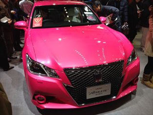 可愛いかっこいいピンクのトヨタ クラウン 女性ための かわいい おしゃれな車選び