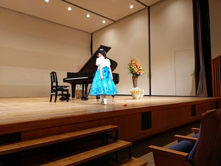 2021発表会での小4女子のお辞儀の様子③｜大田区東雪谷羽金ピアノ教室