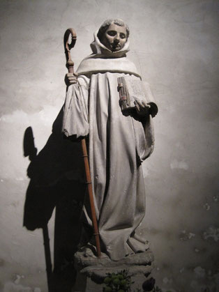 Saint Bernard avec sa crosse d'abbé, tenant la Règle bénédictine pour l'ordre cistercien qu'il a réformé, église Saint-Bernard de Fontaine-lès-Dijon.