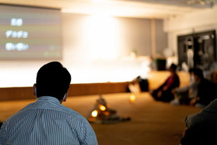 擬似灯りを囲む暖かな雰囲気 ― 五感を感じる場の演出