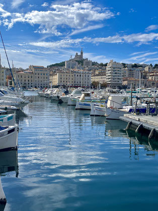 Vieux Port und im Hintergrund die Basilique Notre Dame de la Gard