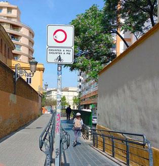 La placa obliga a los  Ciclistas a pasar andando, es una infracción grave de tráfico en España, pero ni caso. 