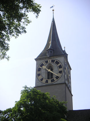 Die Kirche St. Peter in Zürich mit ihrem imposanten Zifferblatt. 