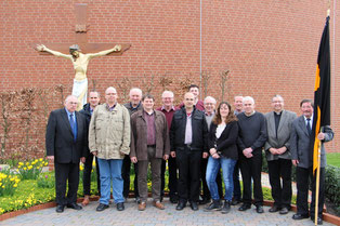 Der neue Vorstand vor dem "Kolping-Kreuz" an der Ansgarkirche