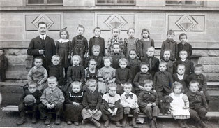 Schulkinder vor dem alten Derdinger Schulhaus ca. 1905.“