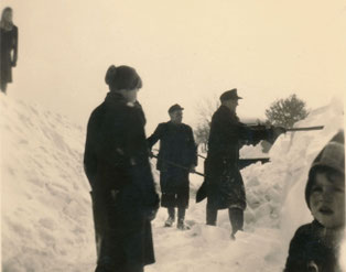 Die Bahnbrücker Hohl in Sickingen wird im Winter 1953/54 händisch freigeschaufelt.