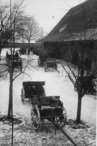 Winter 1940: Trossgespanne im Amthof.