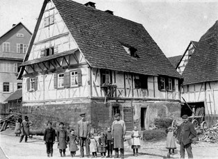 Bohnenviertel“ - links im Bild das ehemalige Schulhaus, jetzt Metzgerei Klotz, das kleine Fachwerkhaus ist abgerissen, die Fläche wird als Parkplatz genutzt