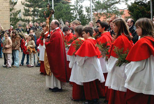 Palmenweihe vor der St. Martinskirche in Flehingen am 30. März 2005