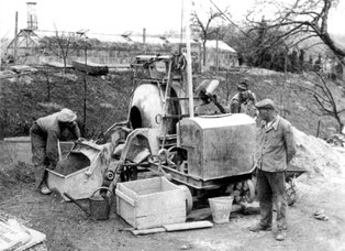 Baumaschine am Laurentiusheim von Derdingen. Es wurde in der Nachkriegszeit vorwiegend in „Handarbeit“ erstellt. Ähnliche Dokumente suchen wir fürs nächste Ortsfamilienalbum.