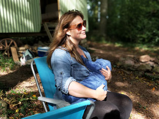 Mutter stillt Kind