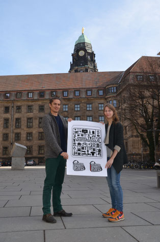 Der Dresdner Mario Süßbrich und die Hamburgerin Laura Mästele halten Ihren Entwurf, zur Ausschreibung der künstlerischen Gestaltung des Student Welcome Package 2017, in Ihren Händen.