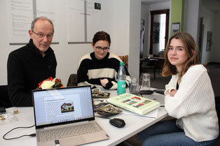 Lotta Fischer (rechts) und ihre Schwester Anna holen sich bei Heinrich Lustfeld von unserem Arbeitskreis Rat bei ihren Recherchen. 