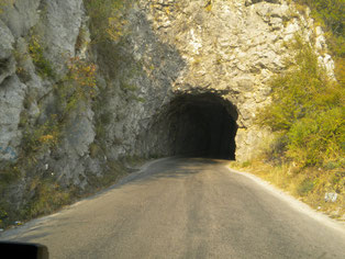 Unbeleuchteter Tunnel in Montenegro