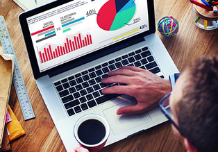 student vor laptop mit statistik