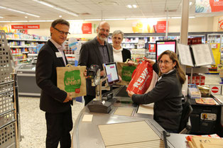 (v.l.) Rüdiger Grau, Bürgermeister Klaus Stapf, Rewe-Kauffrau Ute Petriccione und Mitarbeiterin Anke Schröder. Foto: REWE