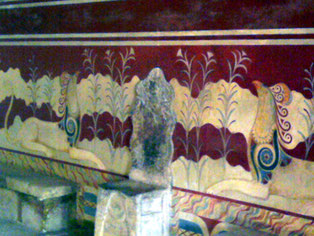 Thron der Hohenpriesterin im Palast von Knossos. Eine Kopie des ersten Throns Europas steht heute im Europaparlament