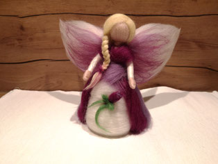 Handgefertigte Fliederfee aus Märchenwolle – zarte Filzfigur für Frühlingsdekoration, Jahreszeitentisch & Geschenk für Blumenliebhaber.