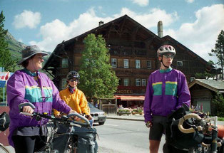 vor dem Schweizer Hof in Maloja machten wir uns zur Abfahrt fertig