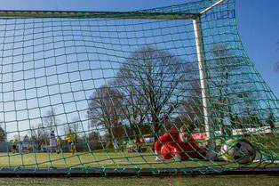 Der Ball im Netz von Monheims Knauf nach dem Tor von Sven Schneider zum 2:3 (Foto: deutzmann.net/Glosemeier)