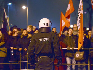 Gegendemonstranten protestieren in Duisburg gegen Pegida. Foto: Caroline Seidel