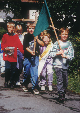Fast martialisch unterwegs: Sallinghauser Kinder im Schützenzug 1992
