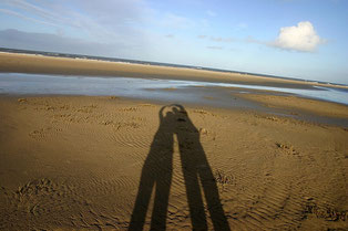 Paar als Schattenbild im Sand