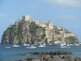 dekorativ auf einer Felseninsel liegend: Castello di Ischia