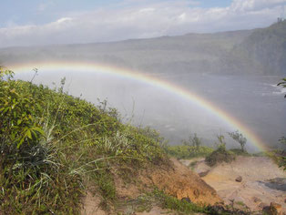 Regenbogen über Gewässer in Venezuela mit Gebirge im Hintergrund