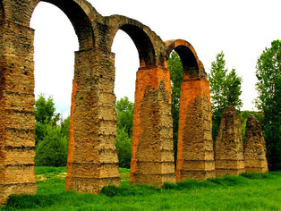 der historische Viadukt in Acqui Terme