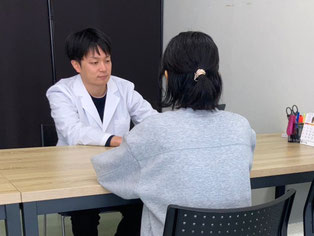 新潟市東区の漢方相談ができる漢方薬局「水の都の漢方薬局」の相談風景