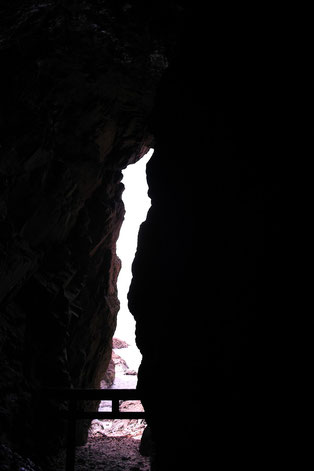 洞窟奥から外を眺めると、龍が出現！