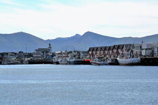 Blick vom Meer auf Andenes