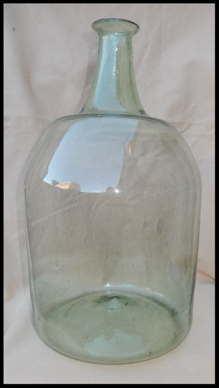 grande bouteille en verre translucide