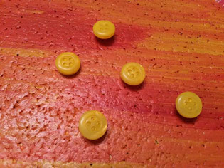DIY Pinnwand mit selbstgemachten Knopf-Reissnägeln
