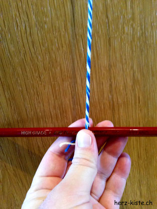 Kordel drehen mit Bleistift