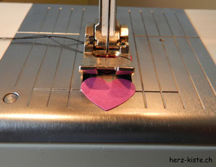 ausgestanzte Herzen mit der Nähmaschine zusammen nähen