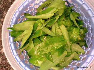Bärlauchpesto selbermachen: Bärlauch in der Salatschüssel trocknen