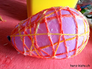 Wasserballon mit Garn umwickelt und gekleistert für Osterei selbstgemacht