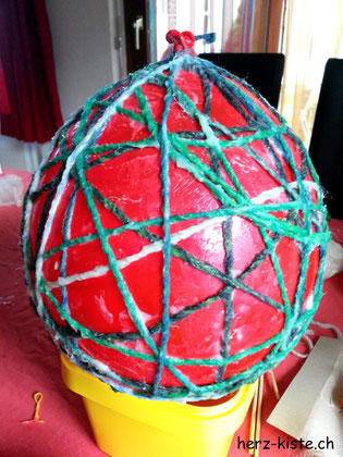 Ballon mit Garn umwickelt für DIY Osterei