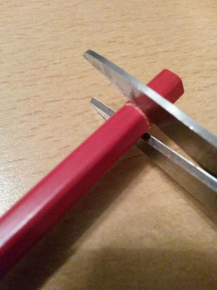 Stift dank einer Kerbe an einem Faden befestigen