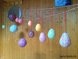 DIY Ostereier aus Garn und Kleister aufgehängt zum trocknen