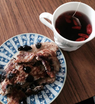 Nos pancakes mais avec des myrtilles et du sirop d'érable .